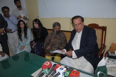 Salman Taseer visits Asia Bibi; photo via Salman Taseer&#039;s flickr account