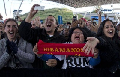 An Obama supporter displays an &quot;Obamanos&quot; sign at a campaign rally in Wisconsin. Photo by Mundo Hispanico.