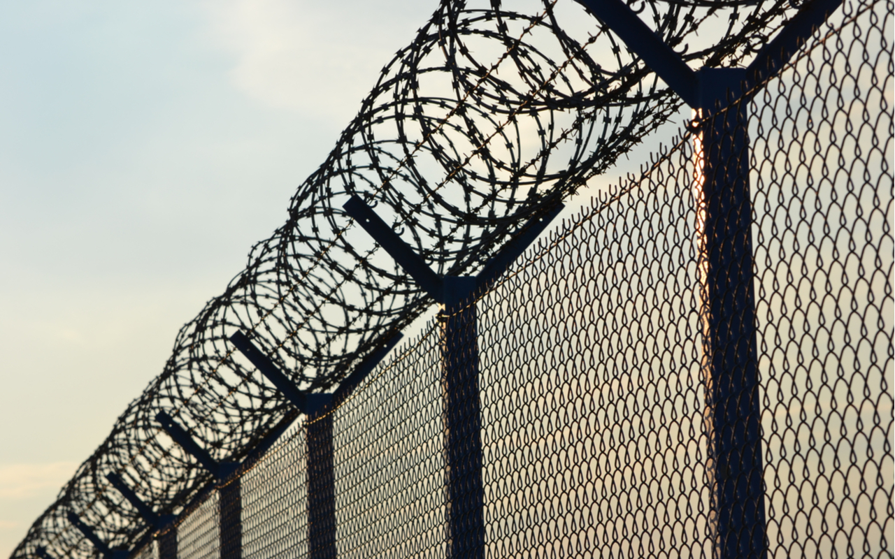 private prison barbed wire fence ice detention corecivic geo group
